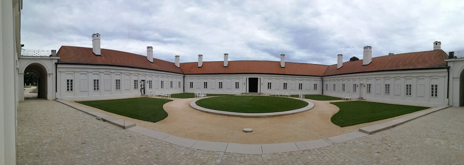 A dísztudvar panorámaképe