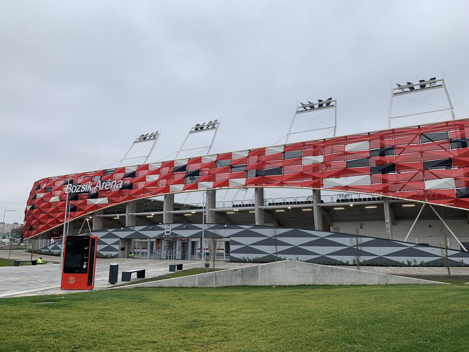 A stadion piros-fehér homlokzati burkolata