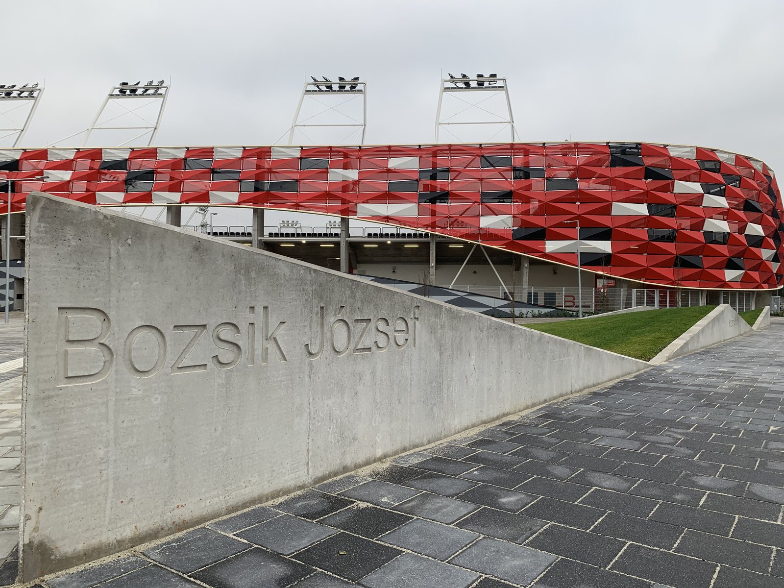 A stadion homlokzata a Bozsik József felirattal